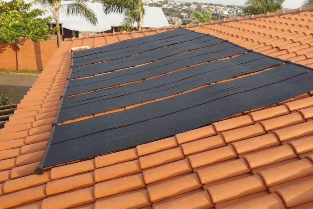 Sistema de aquecimento solar para piscina instalado em telhado