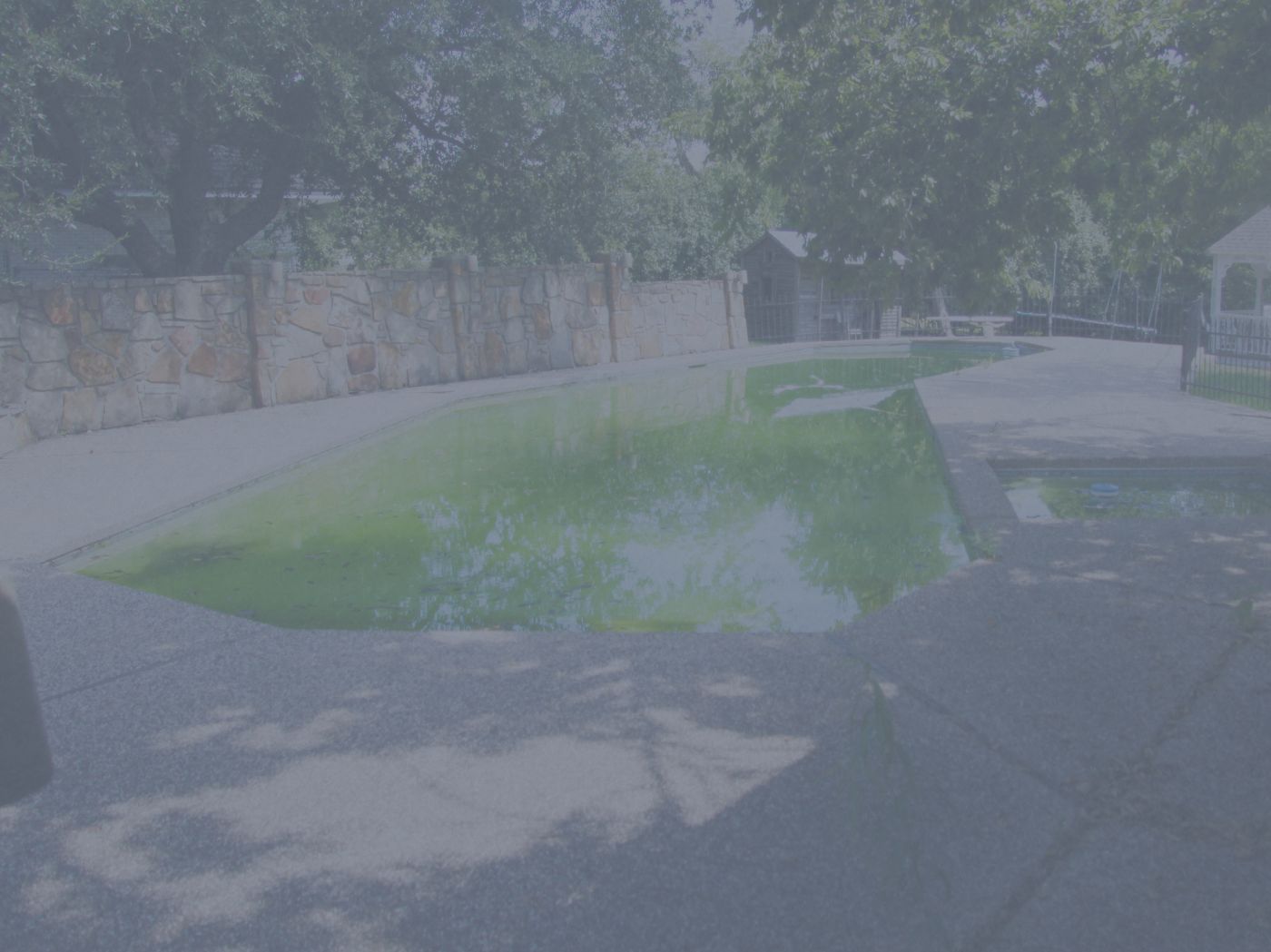 Piscina com água verde necessitando de tratamento